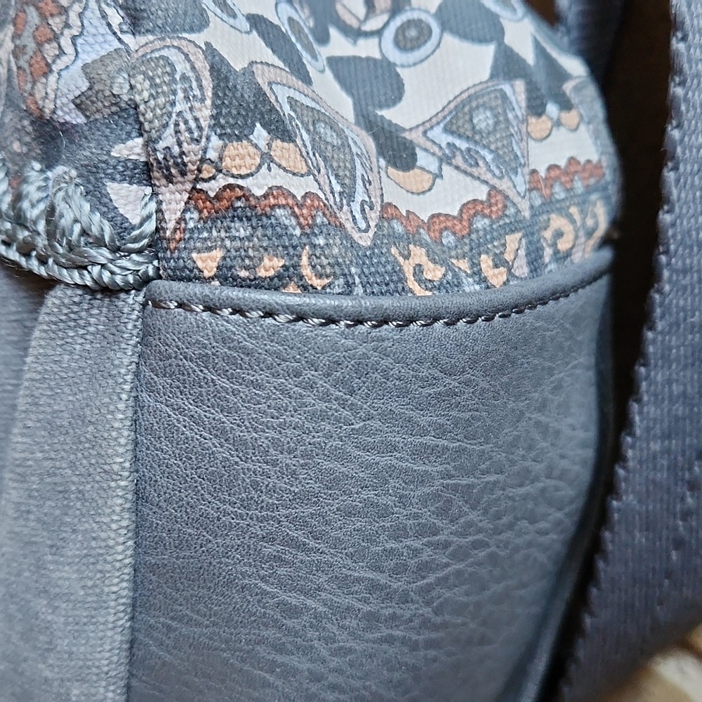 Sakroots Gray Crossbody Bag - Picture 14 of 16